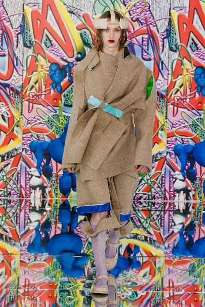 Look 16
